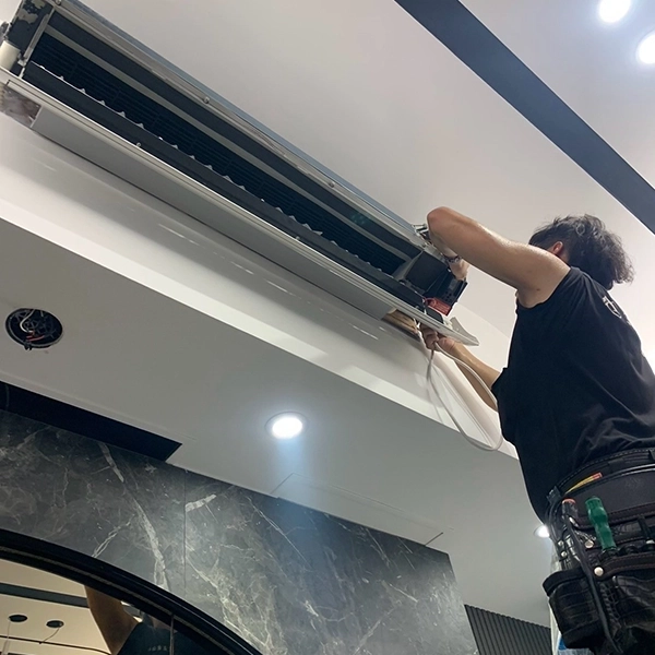 竹北吊隱式冷氣安裝施工實拍，技師安裝天花板內隱藏式室內機