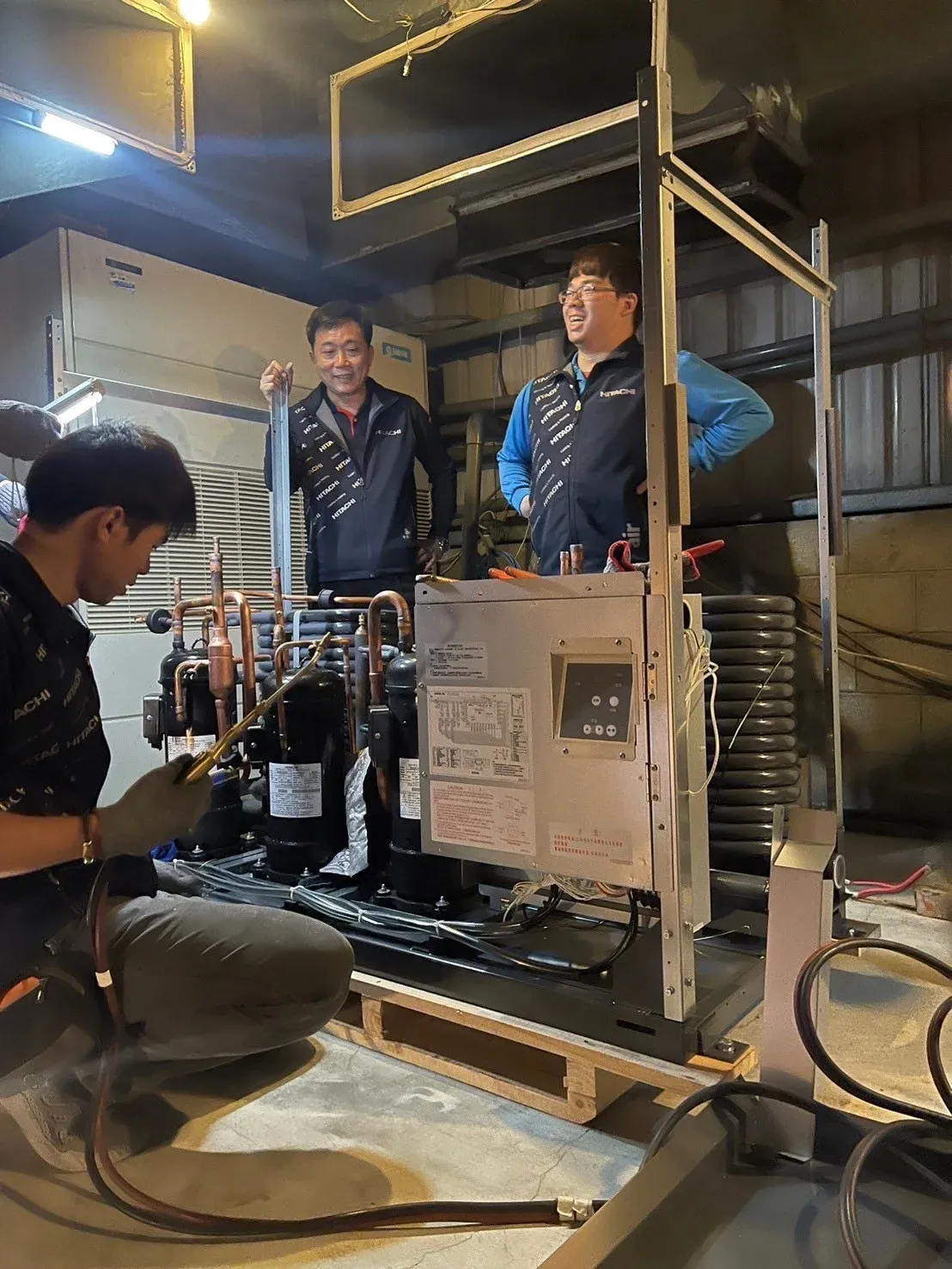 竹北冷氣安裝施工實拍，技師組裝日立室外機組